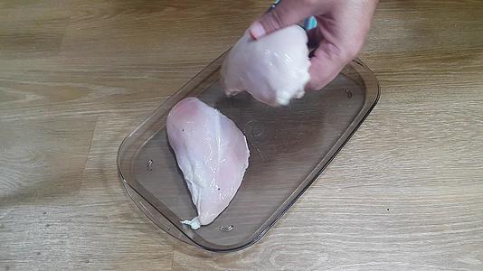 厨房里的鸡肉被切成碎片并配有锋利的剪刀视频的预览图