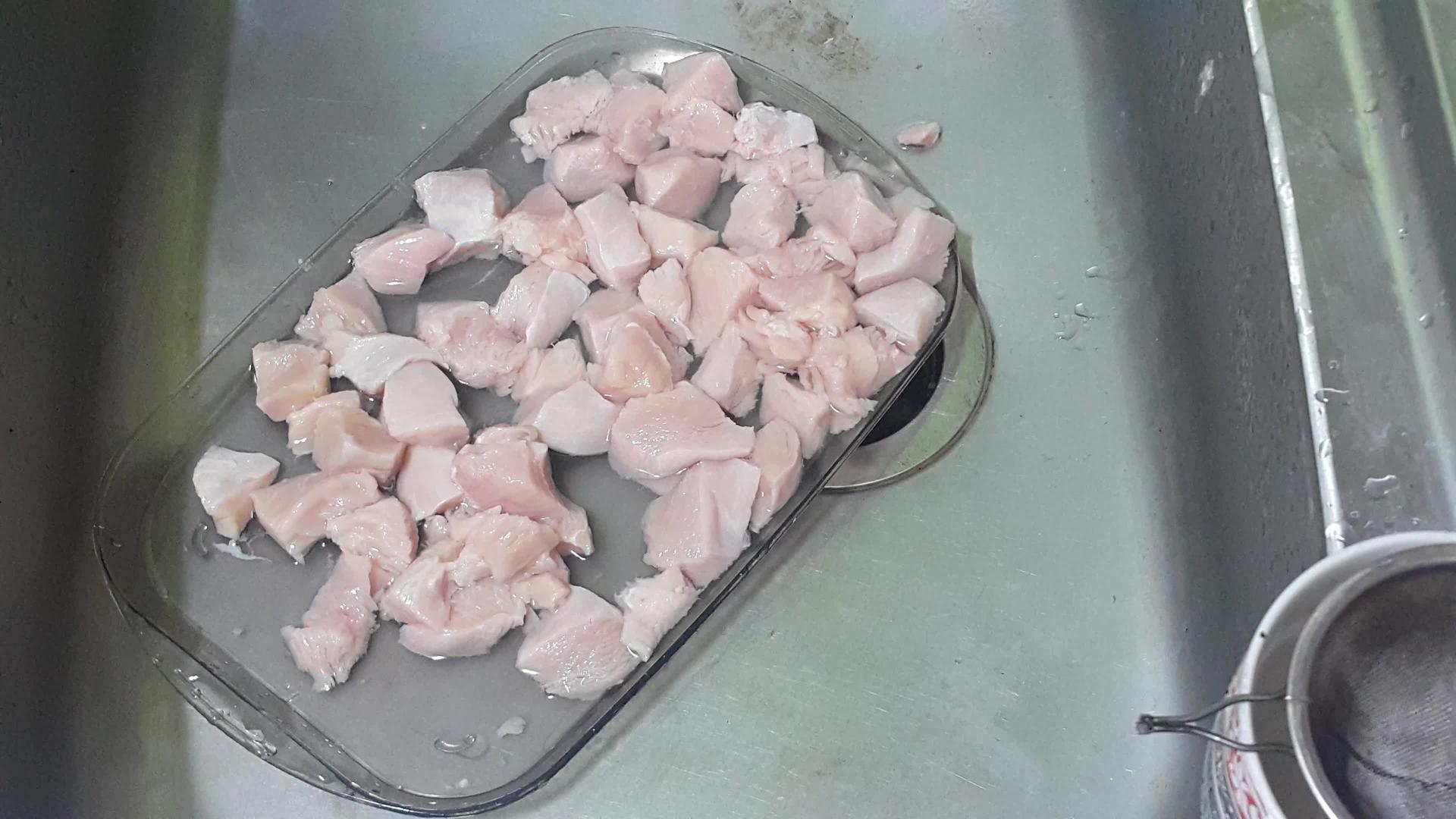 厨房里的鸡肉被切成碎片并配有锋利的剪刀视频的预览图