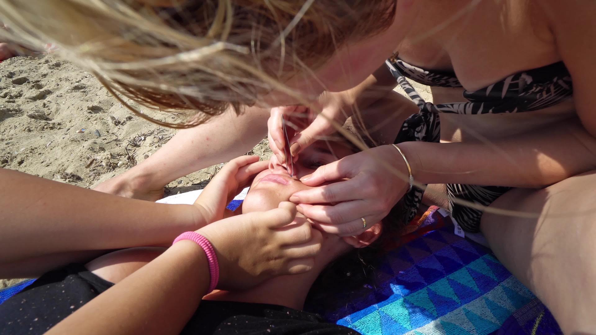 暑假期间在海滩上打扫脸的青少年视频的预览图