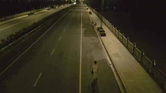 航拍城市夜景道路行走的路人视频的预览图