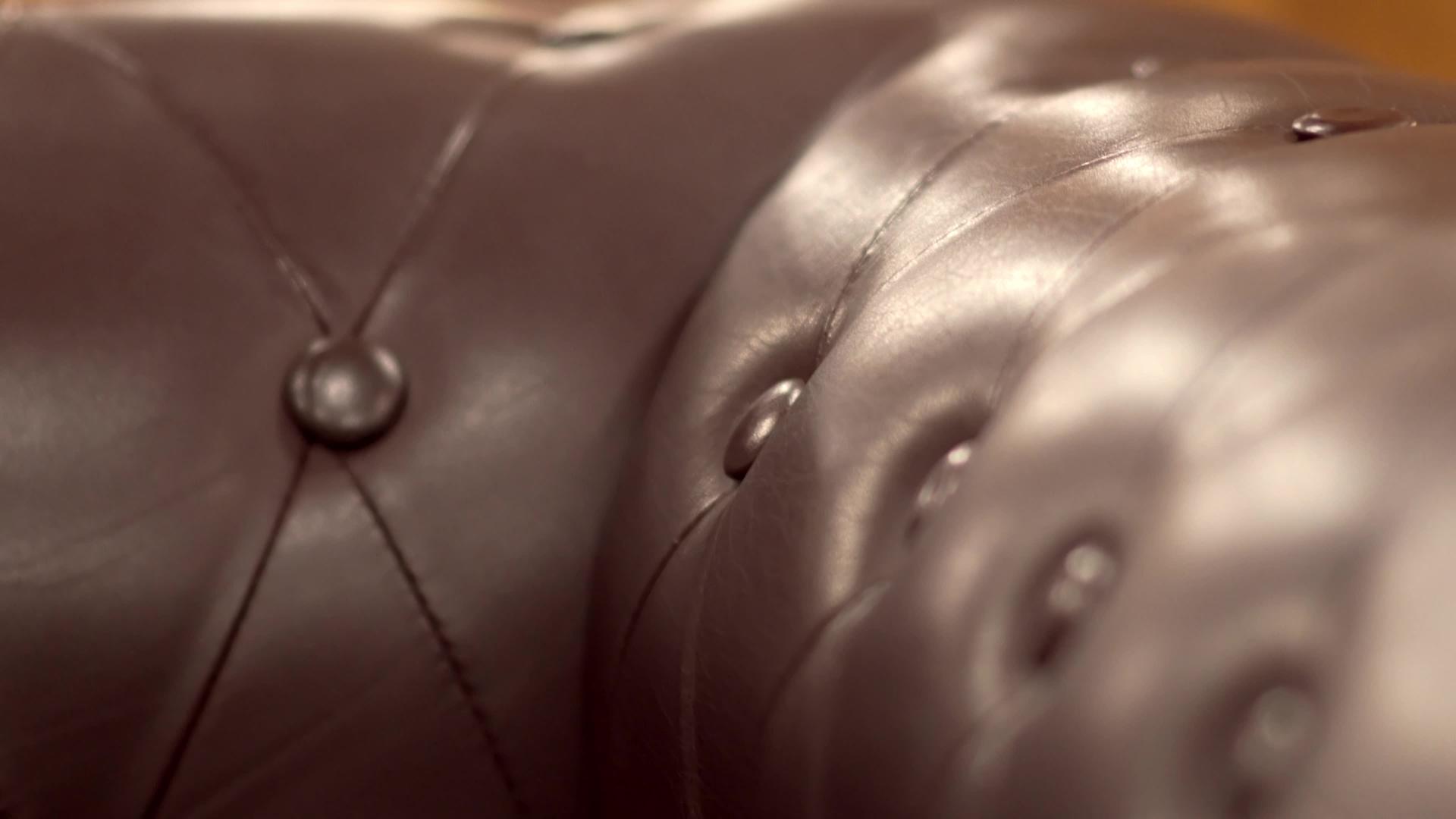 古老的棕色皮革沙发按键模式有选择性的焦点视频的预览图