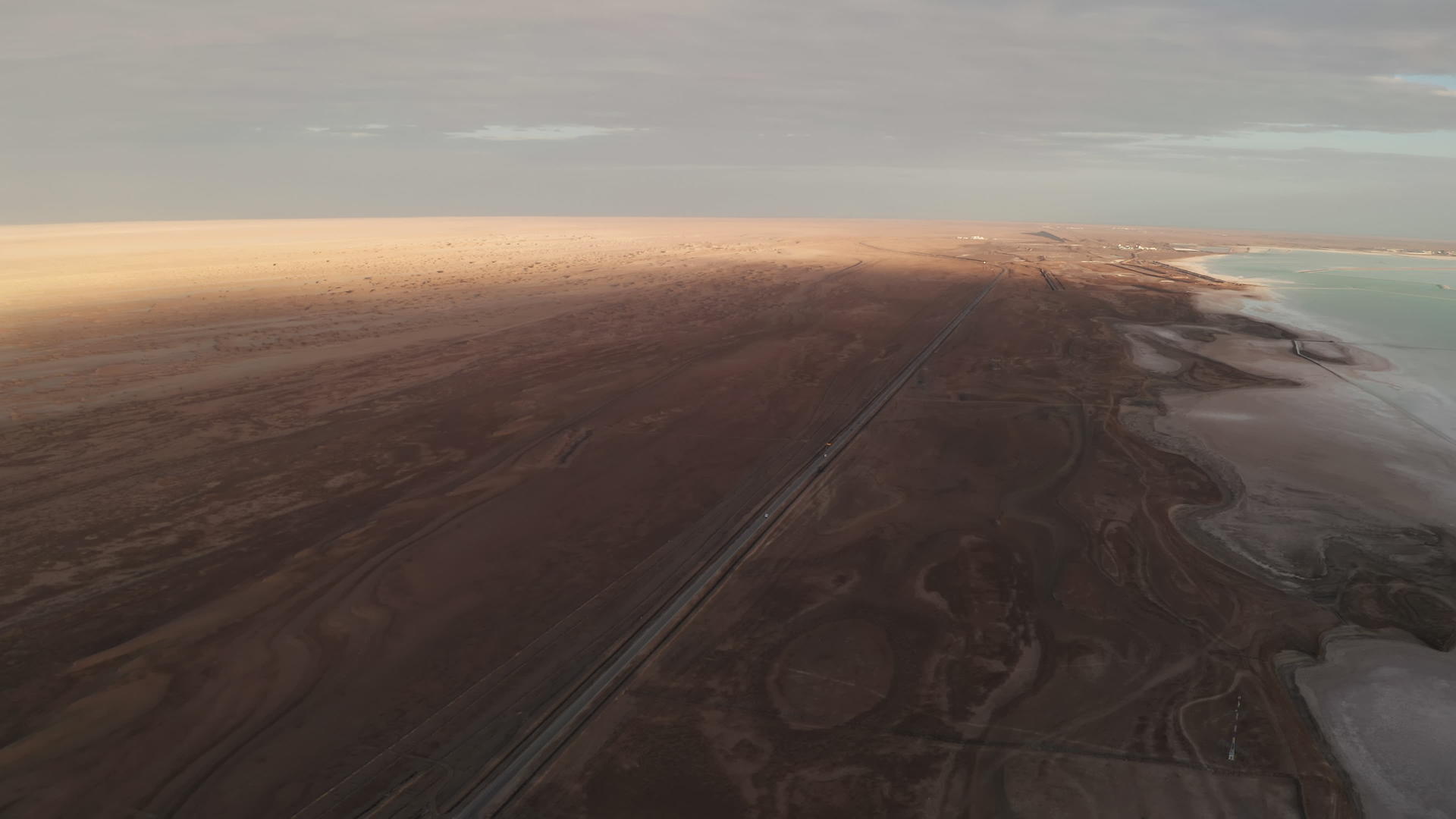 盐湖旁边的直径公路有着广阔的平原背景视频的预览图