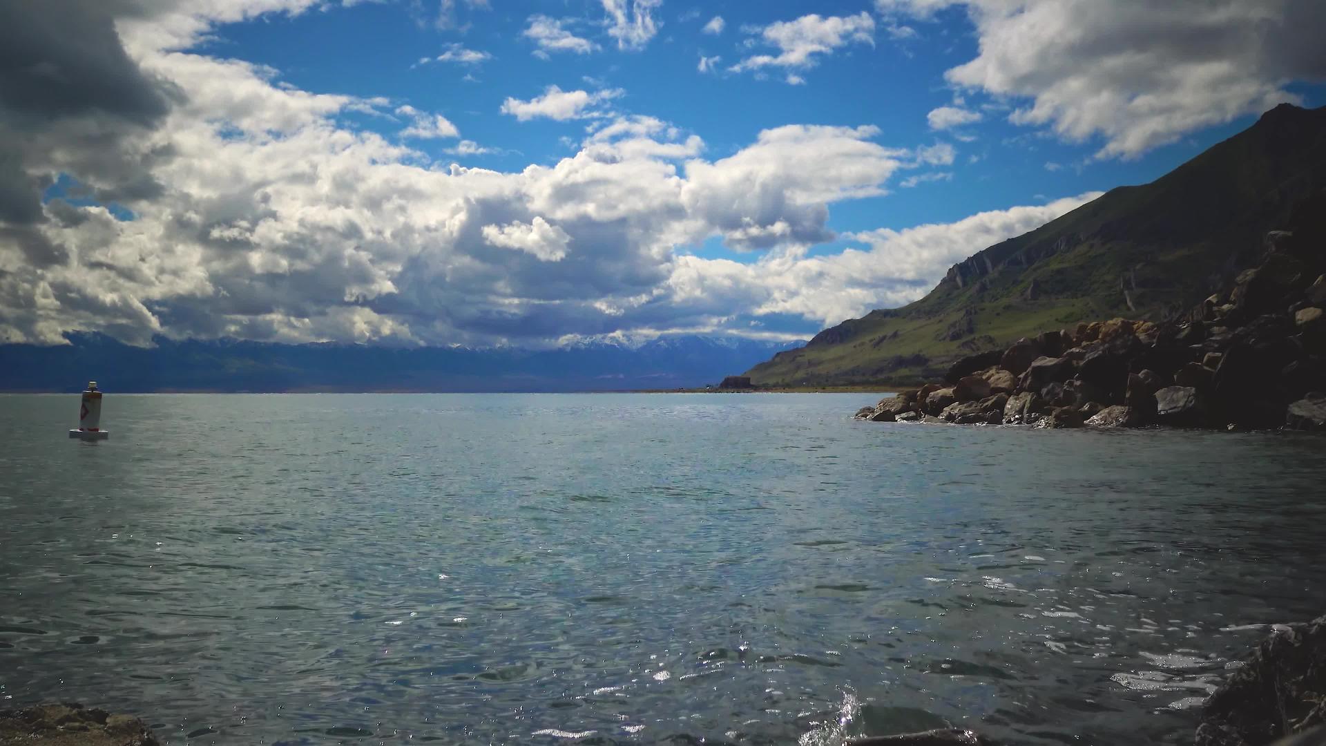 大盐湖州立公园的航行浮标在大盐湖犹他河的水面上摇摆视频的预览图