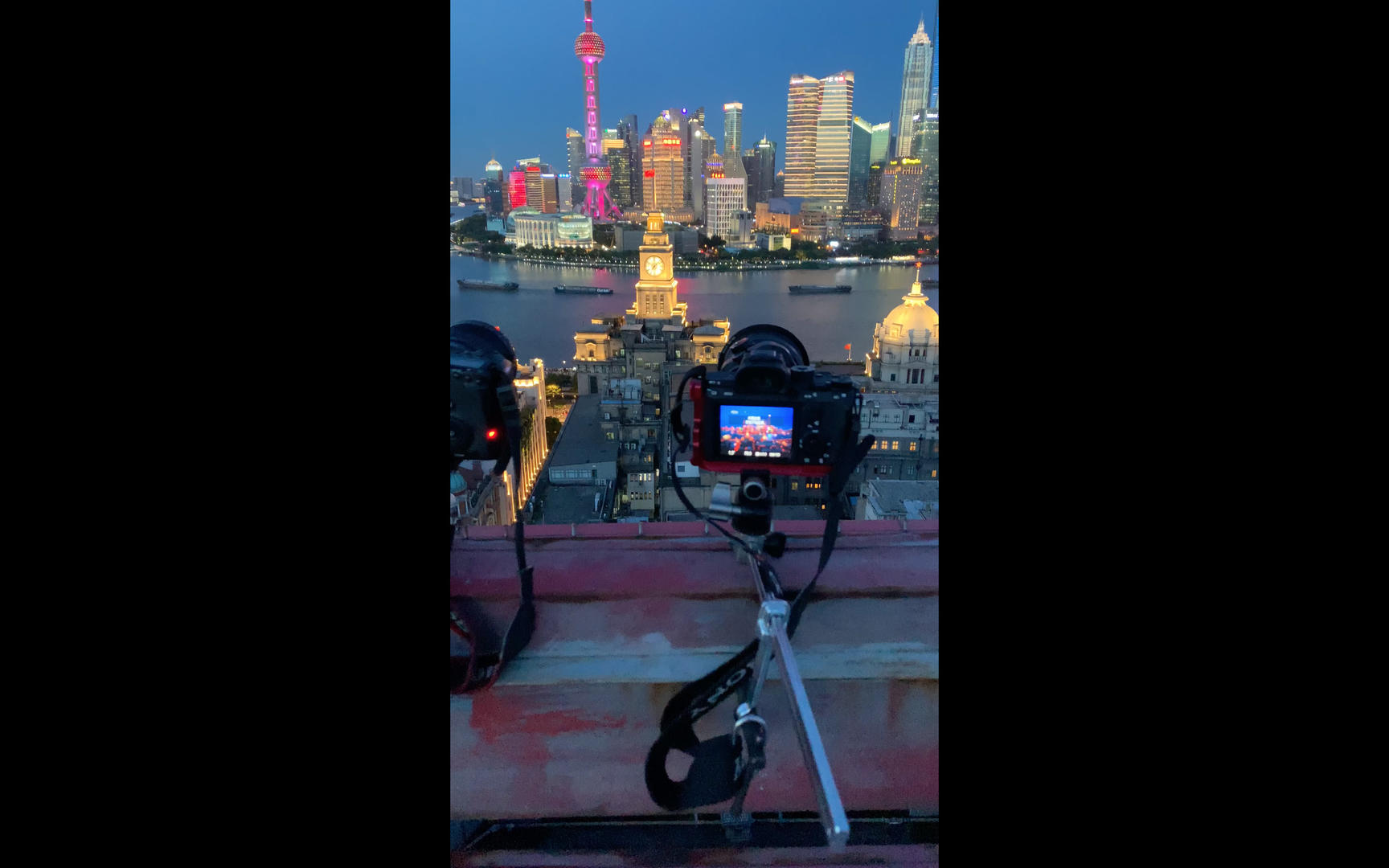 上海夜景拍摄4K竖版视频视频的预览图