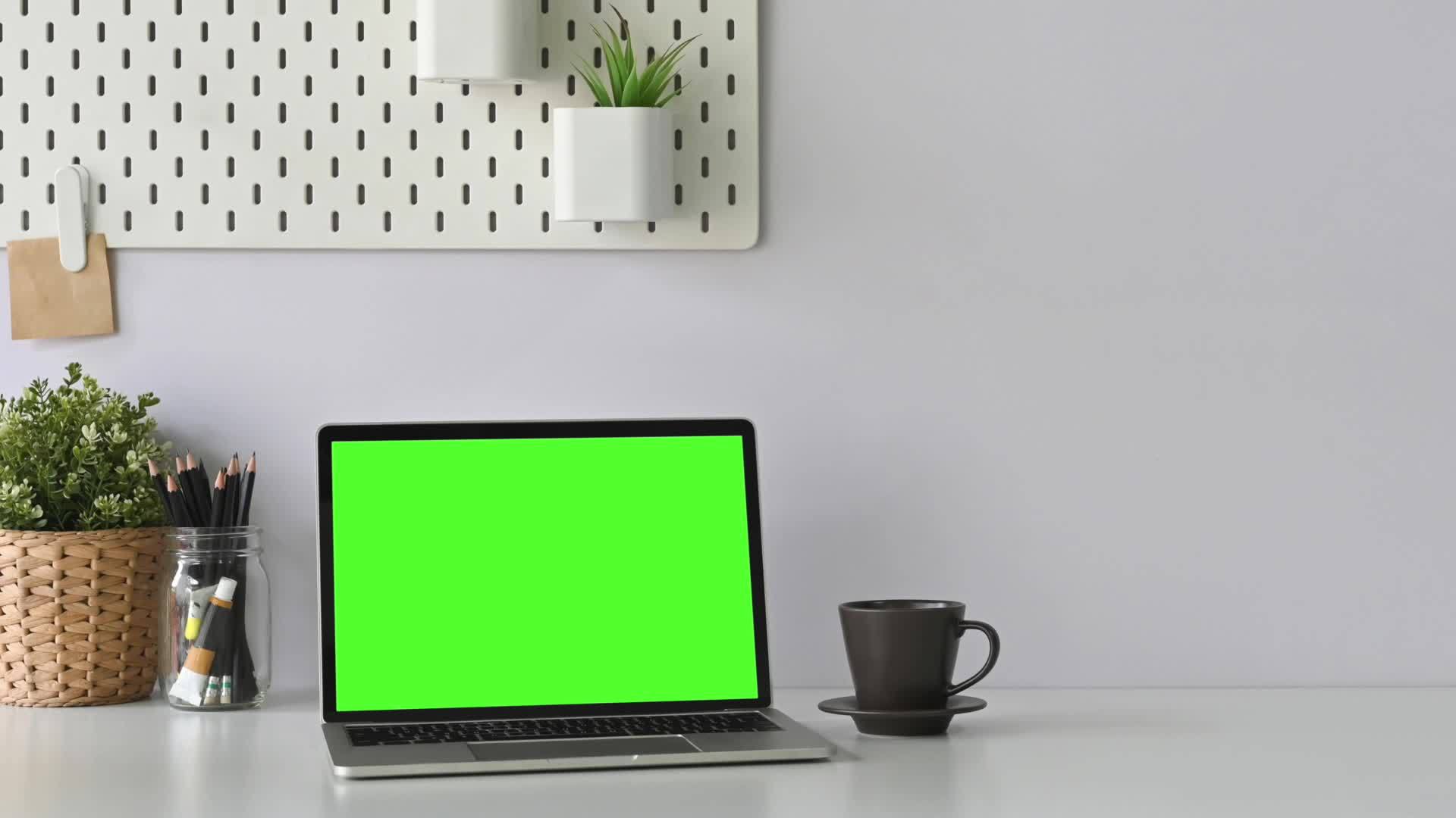 工作空间膝盖的计算机绿色显示器视频的预览图