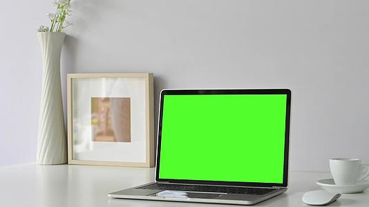 工作空间膝盖的计算机绿色显示器视频的预览图