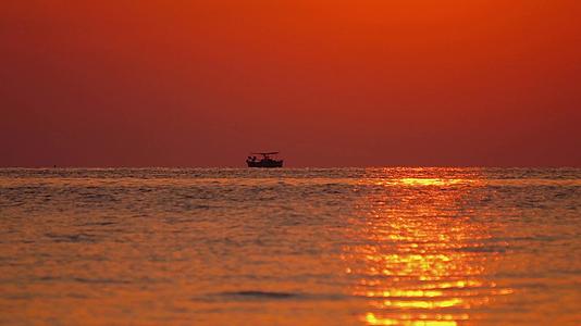 海上日落日出背景监测船的休眠日出背景视频的预览图