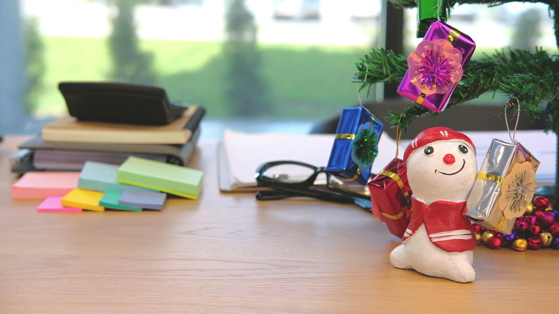 在工作场所的桌子上装饰一个礼物盒雪人和圣诞树视频的预览图
