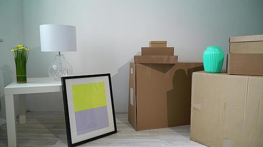 搬家或搬到新的住宅公寓或办公室的纸板箱视频的预览图