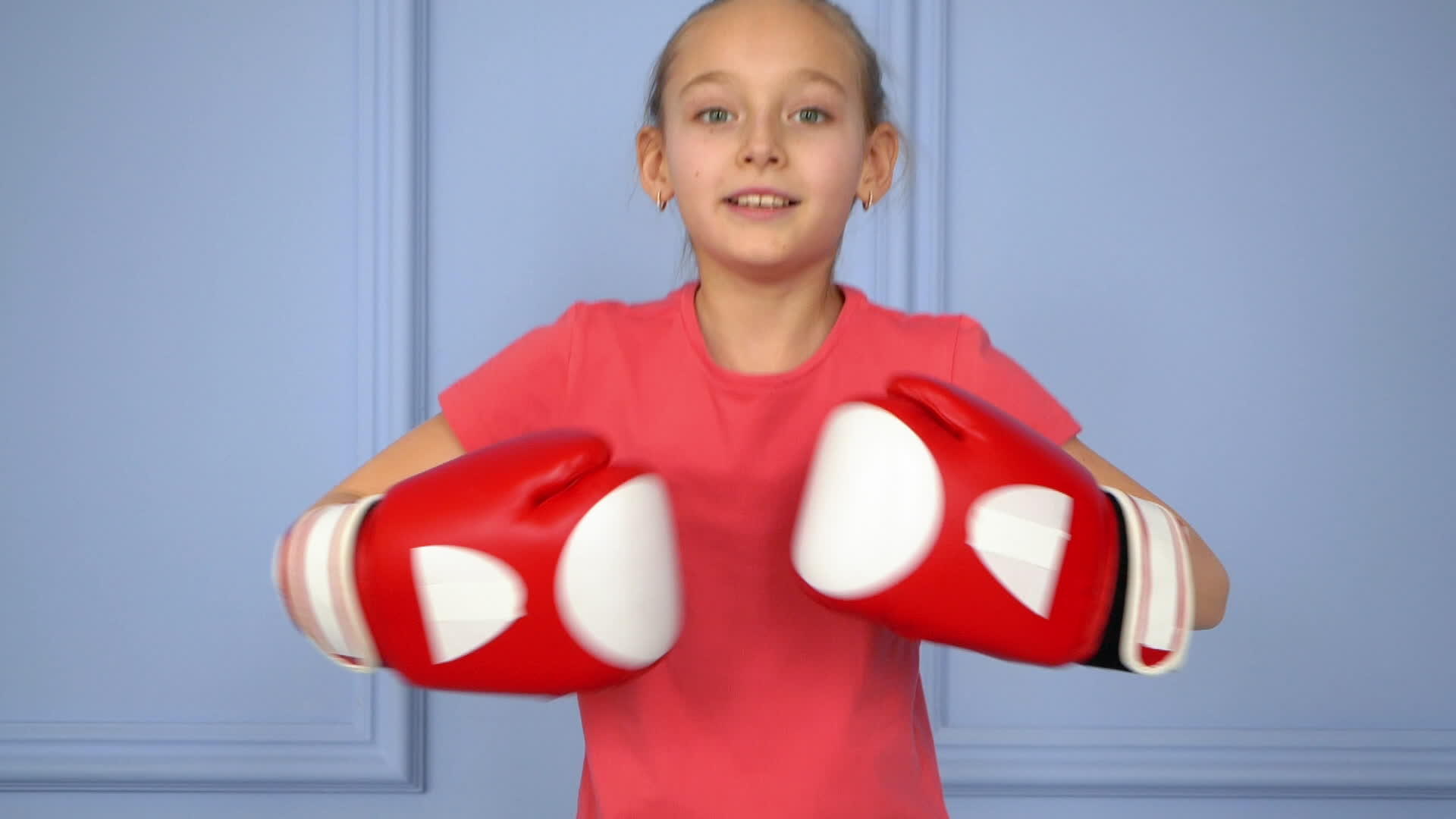 可爱的小女孩戴着拳击手套视频的预览图