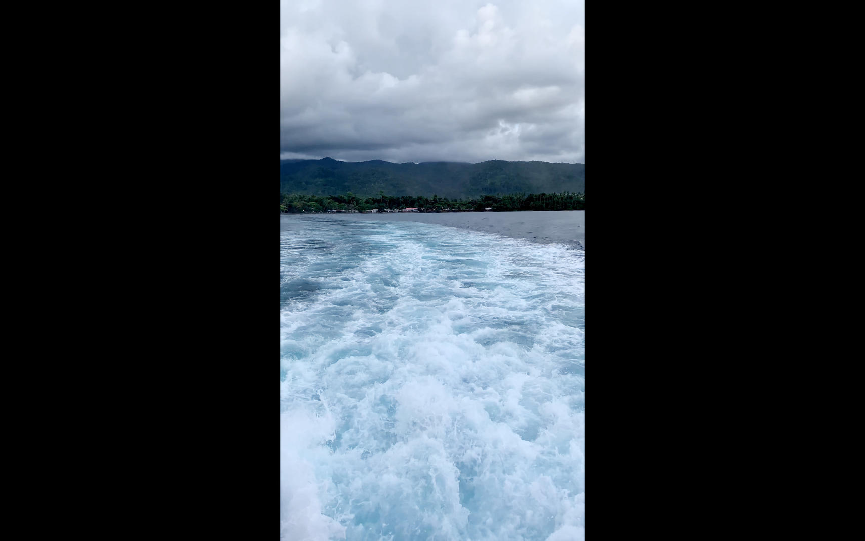 游艇浪花4K竖版视频视频的预览图