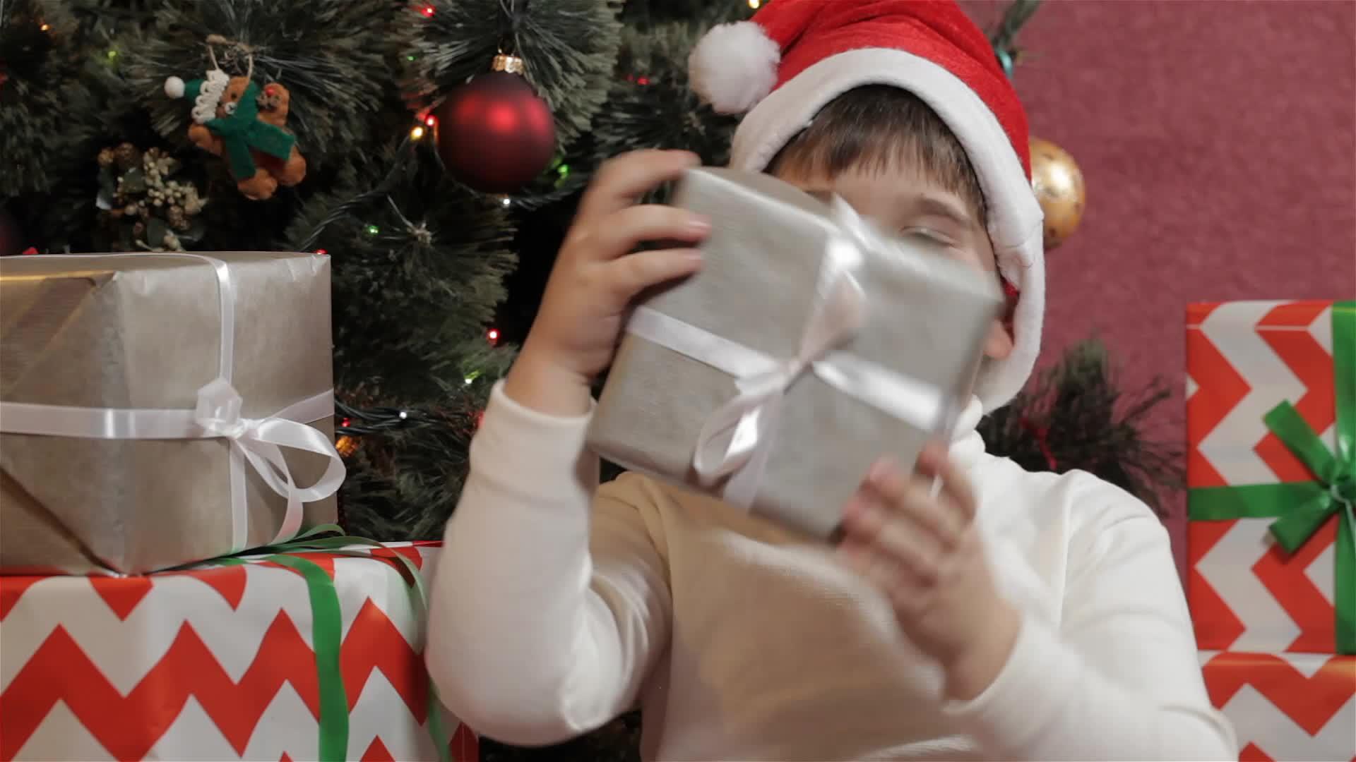小男孩摇了摇圣诞礼盒视频的预览图