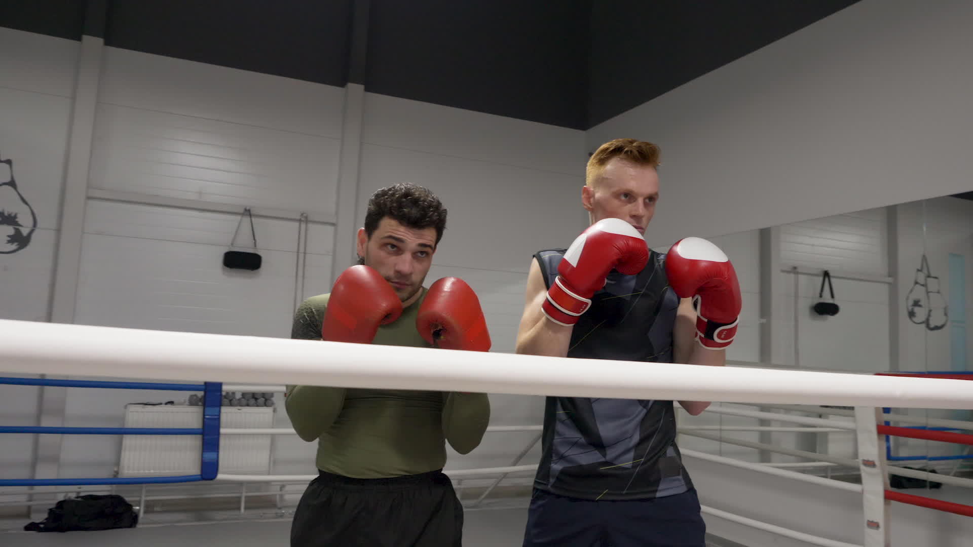 职业运动员站在拳击场上的拳击手手套上视频的预览图
