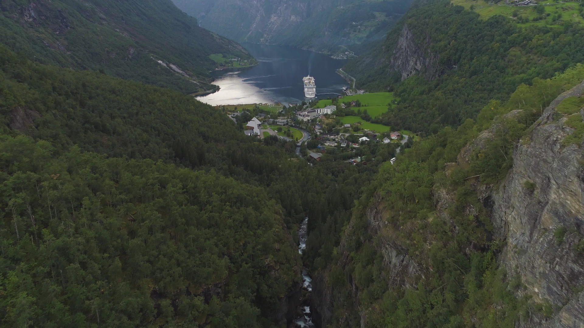 射击无人机在盖朗厄尔峡湾和绿山挪威空中向前飞行视频的预览图
