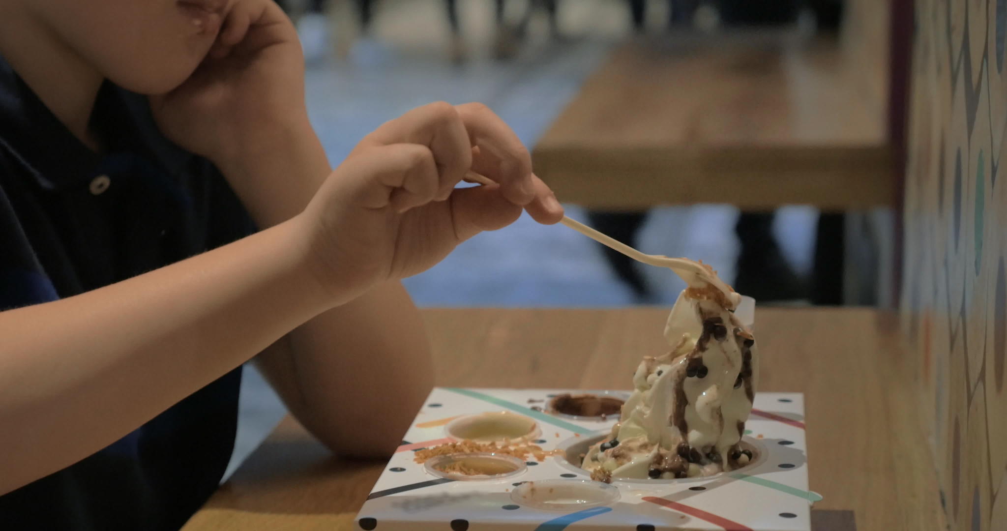 孩子们在购物中心的食品法冰淇淋视频的预览图