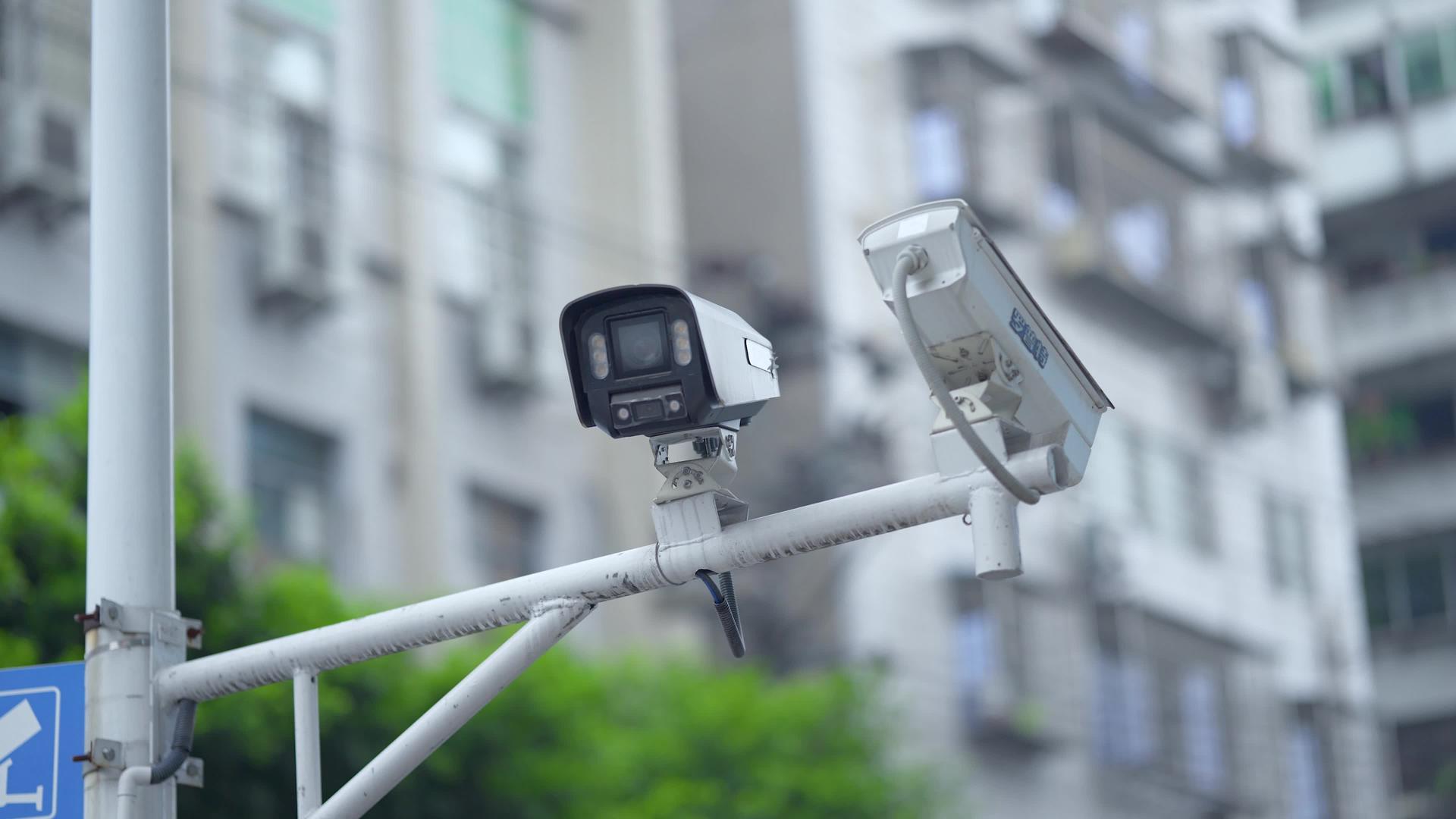 城市交通探头4k实拍监控安防设备视频的预览图