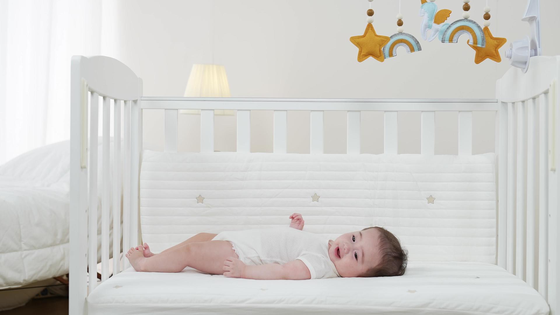 可爱的婴儿床视频的预览图