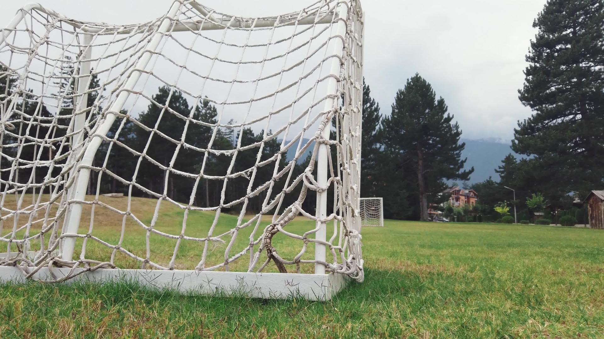 便携式小型足球目标在绿色草坪上有白色网格视频的预览图