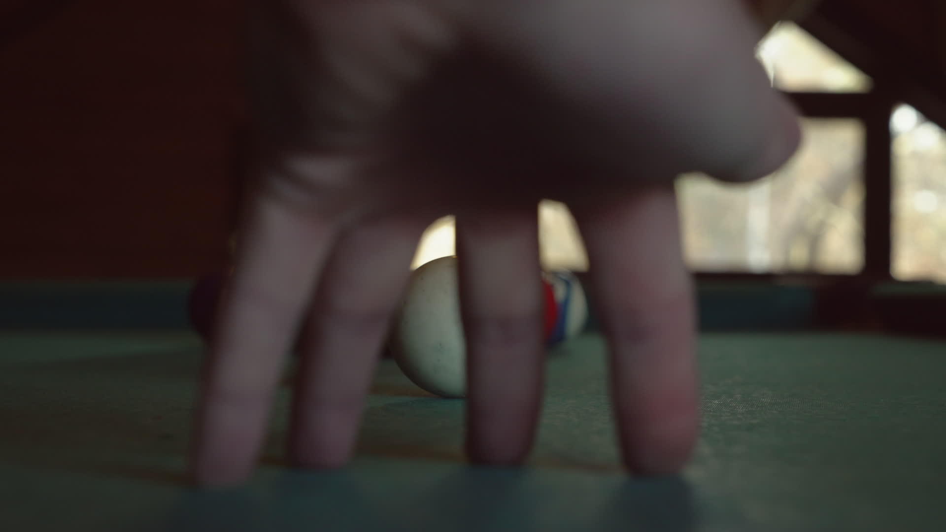 男子的手在散焦中特写男子在美国台球中击败并粉碎了球视频的预览图