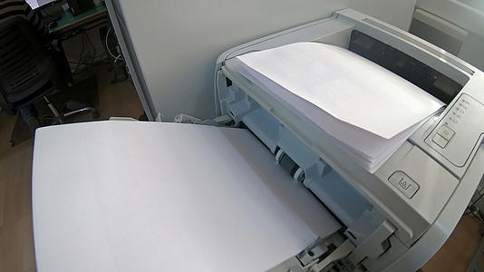 用激光打印机打印文件纸的功能视频的预览图