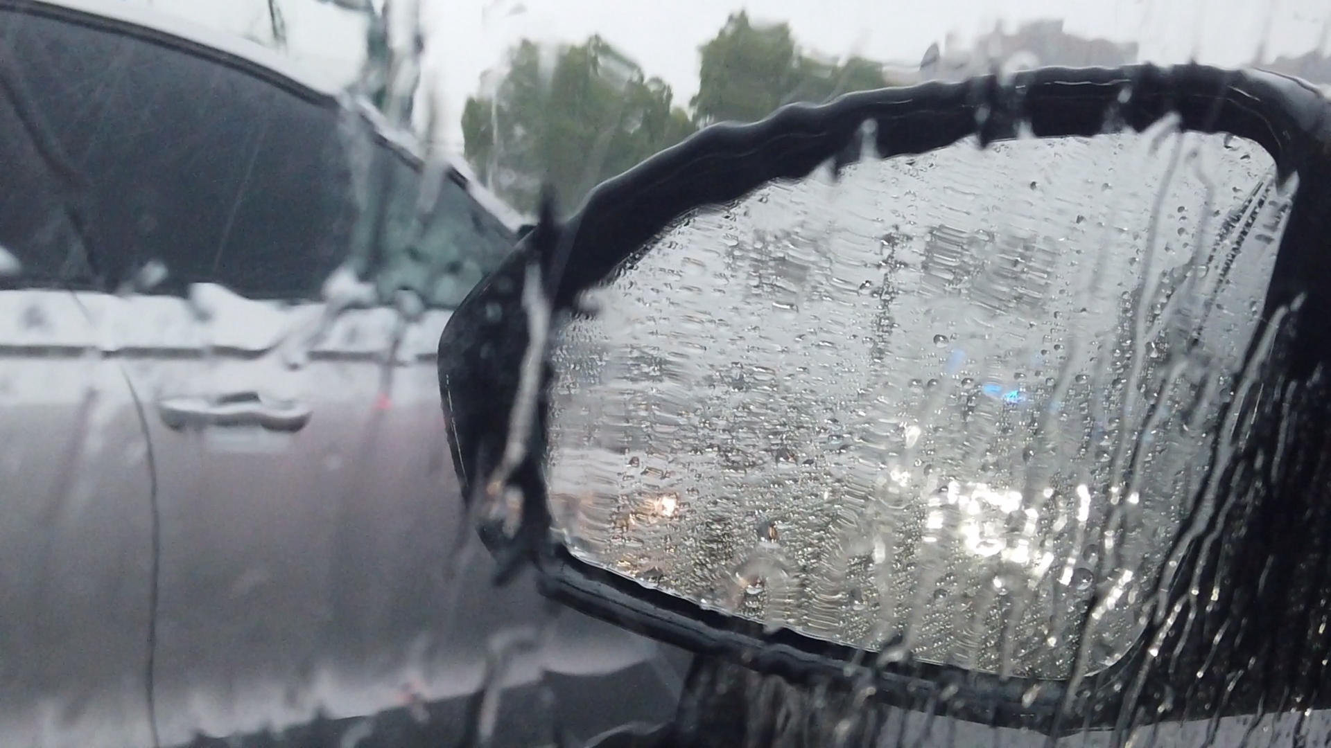 下雨天汽车雨刮器慢镜头视频的预览图