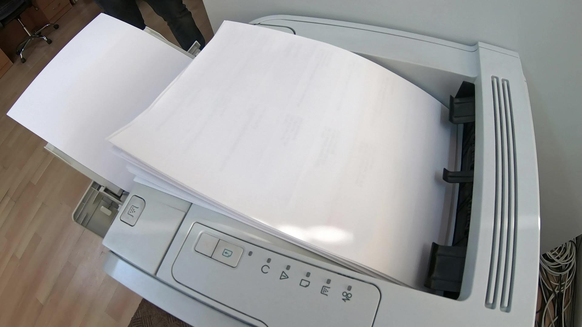 在办公室激光打印机上打印文档视频的预览图