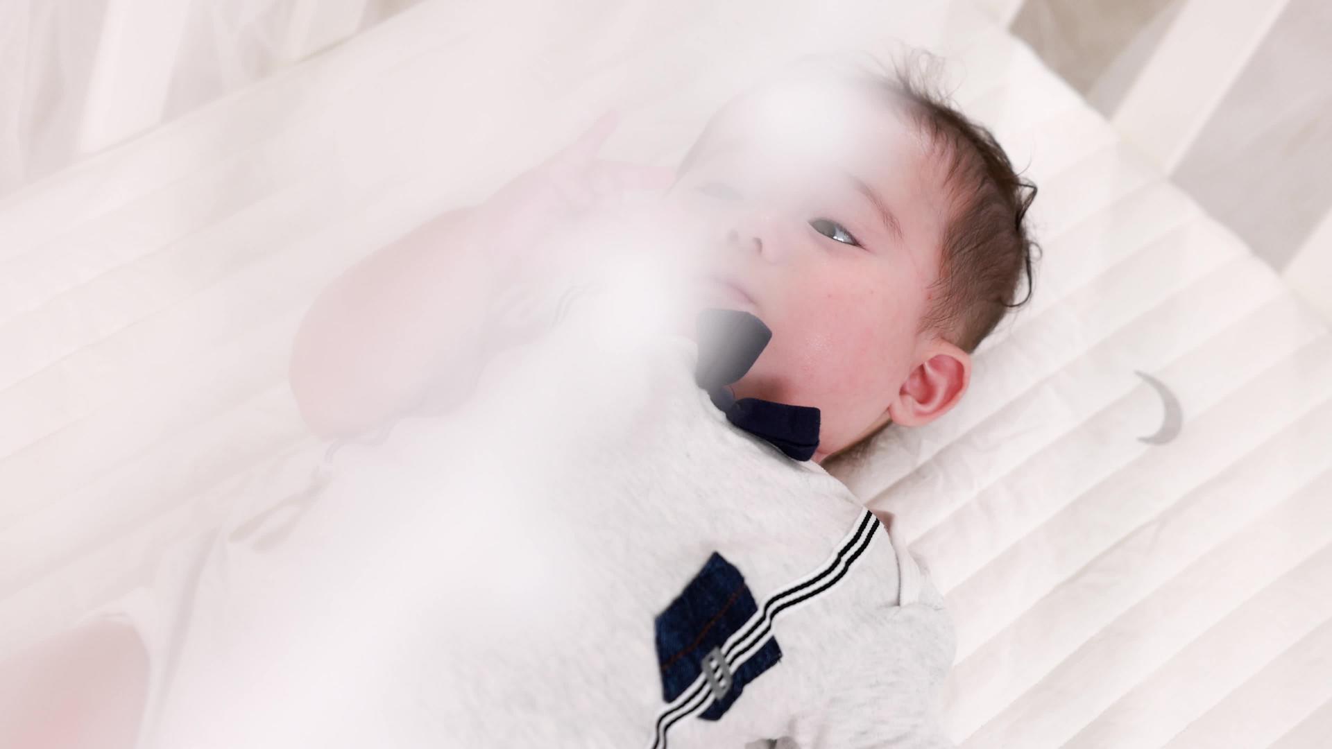 可爱的婴儿床视频的预览图