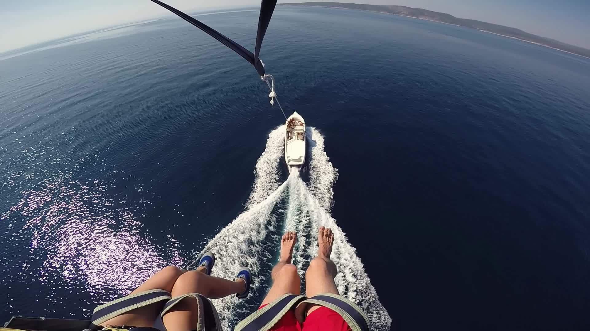 蓝海上空的年轻夫妇乘坐汽车快艇渡船登陆croatia视频的预览图