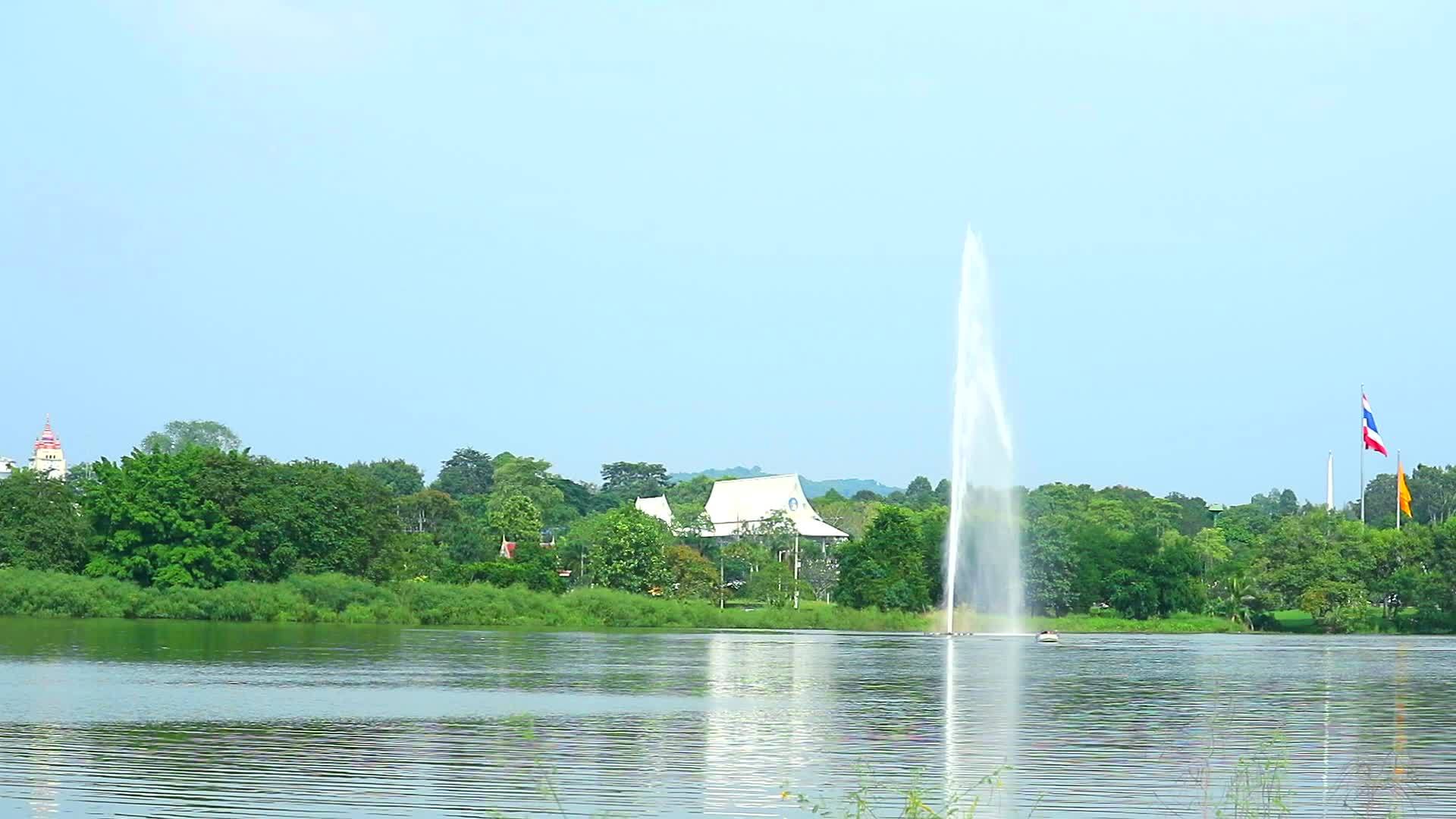 湖中的高喷泉和快艇通过视频的预览图