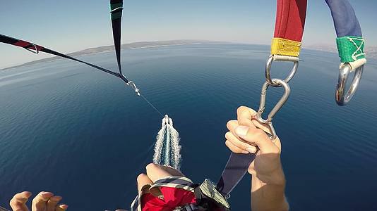 第一个人在高处乘坐浮落伞、横杆和水晶蓝水视频的预览图