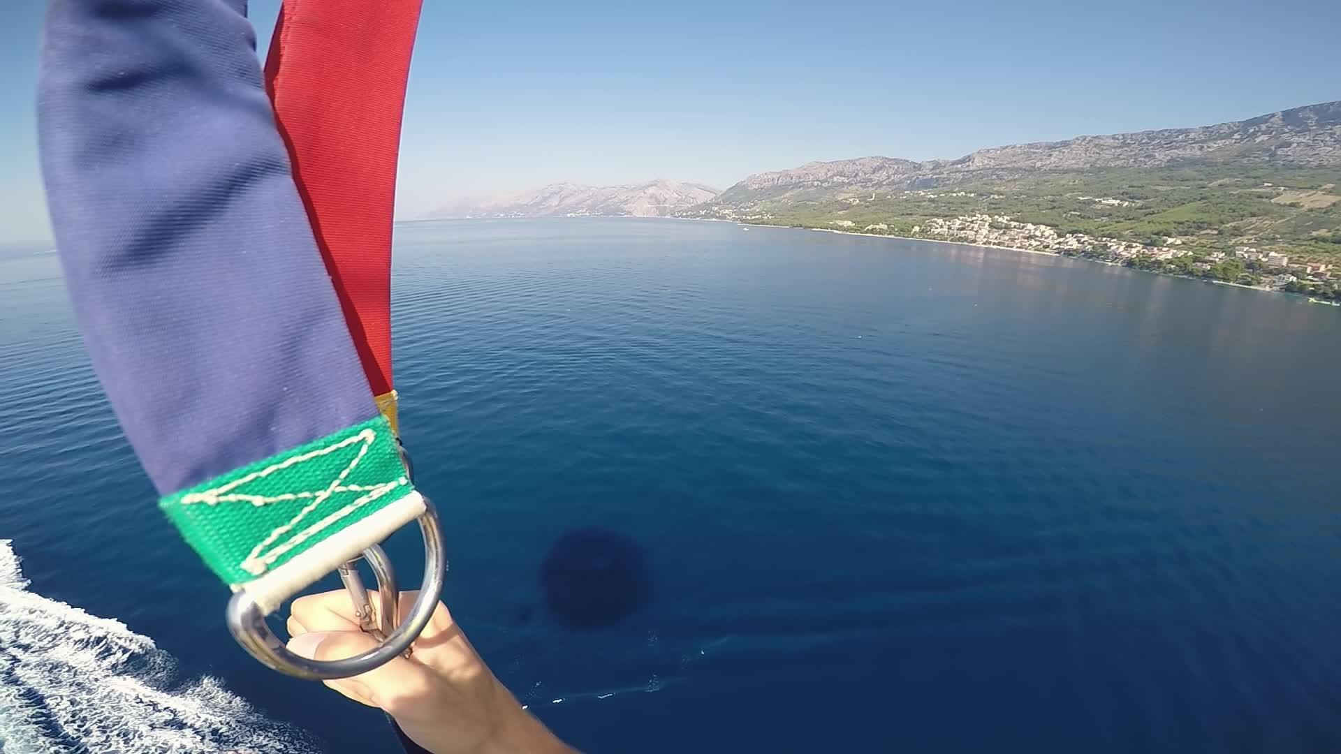 在亚得里亚海水晶蓝水域上方的第一个视角高处有几艘快艇视频的预览图