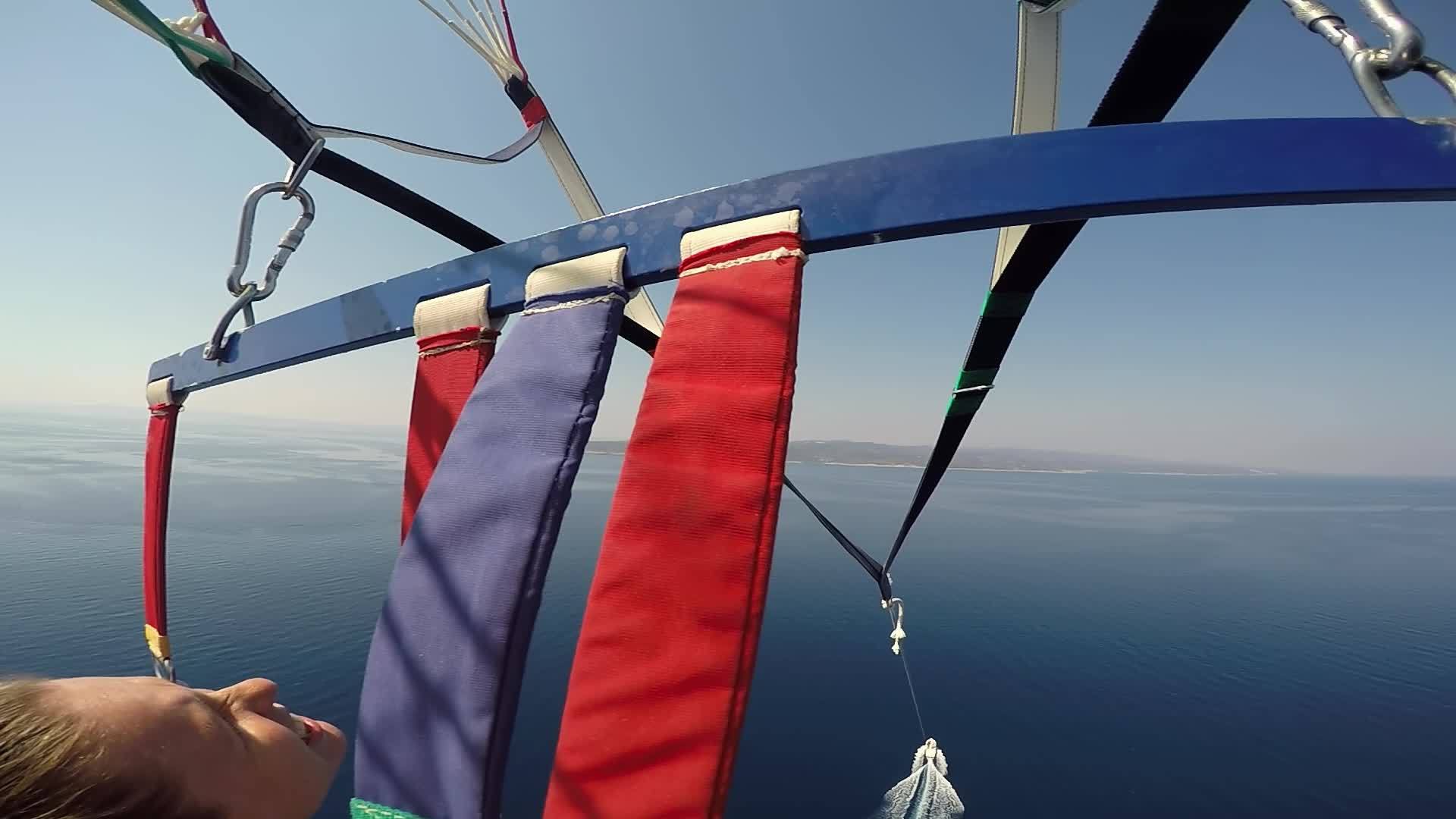 降落伞吊索和酒吧在亚得里亚海克罗地亚的第一视角视频的预览图