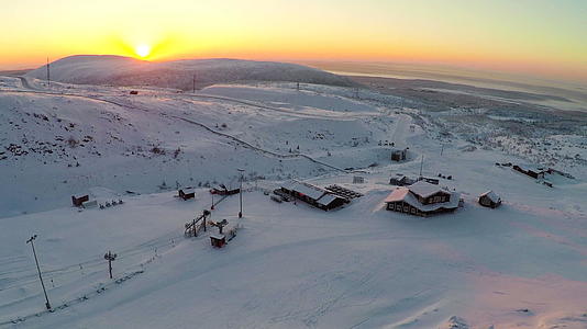 日落时在北方的滑雪胜地飞行视频的预览图