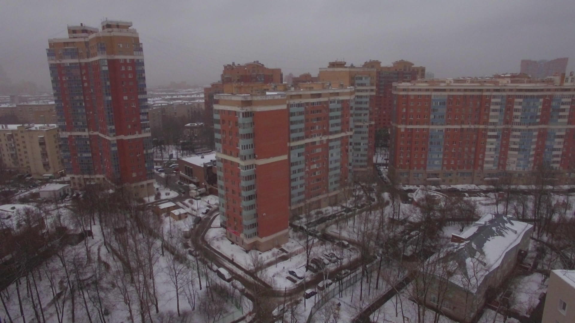 冬天莫斯科山在俄罗斯飞越住宅区视频的预览图