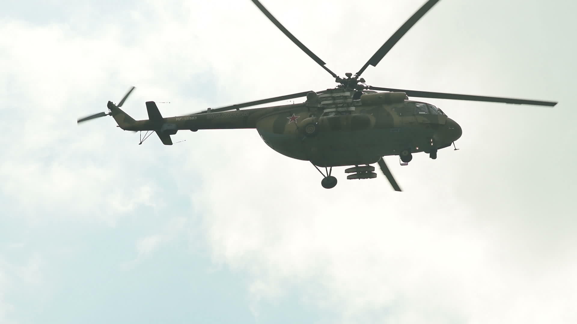 两架军用直升机在空中飞行视频的预览图