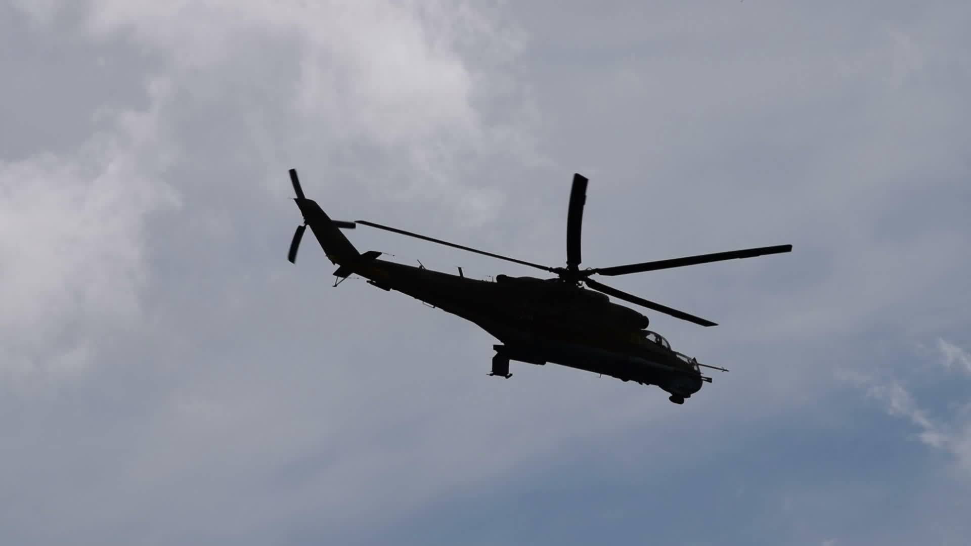 2架军用直升机视频的预览图