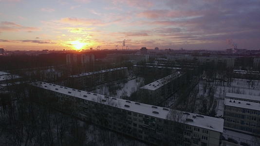 圣彼得斯堡住宅区空中飞行场景清晨视频的预览图