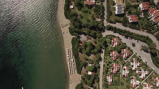 度假城镇空中射击海边有小屋的度假村格雷西视频的预览图