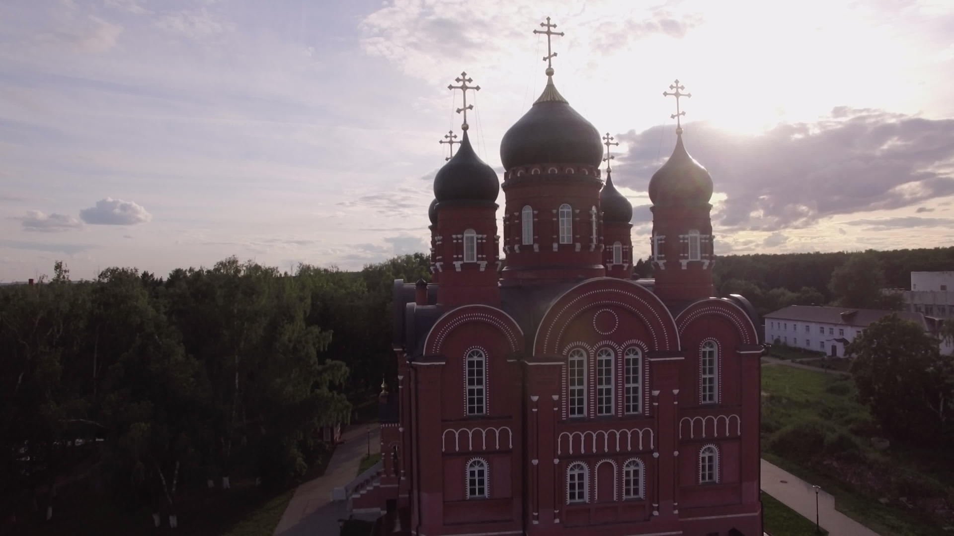 观察乌西亚卢基诺村天文大教堂的空气视频的预览图