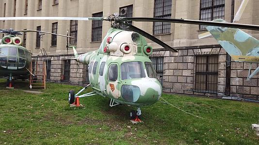 博物馆展出的旧军用直升机视频的预览图