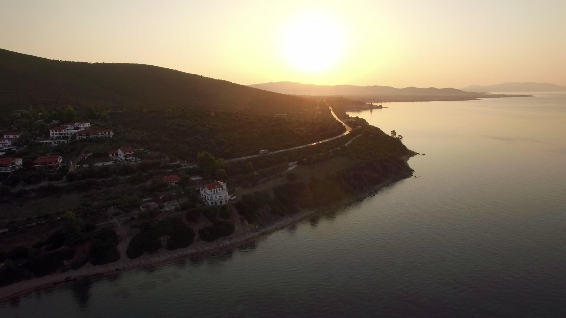 日落时在海上和特里科夫海滩的海岸上飞翔视频的预览图