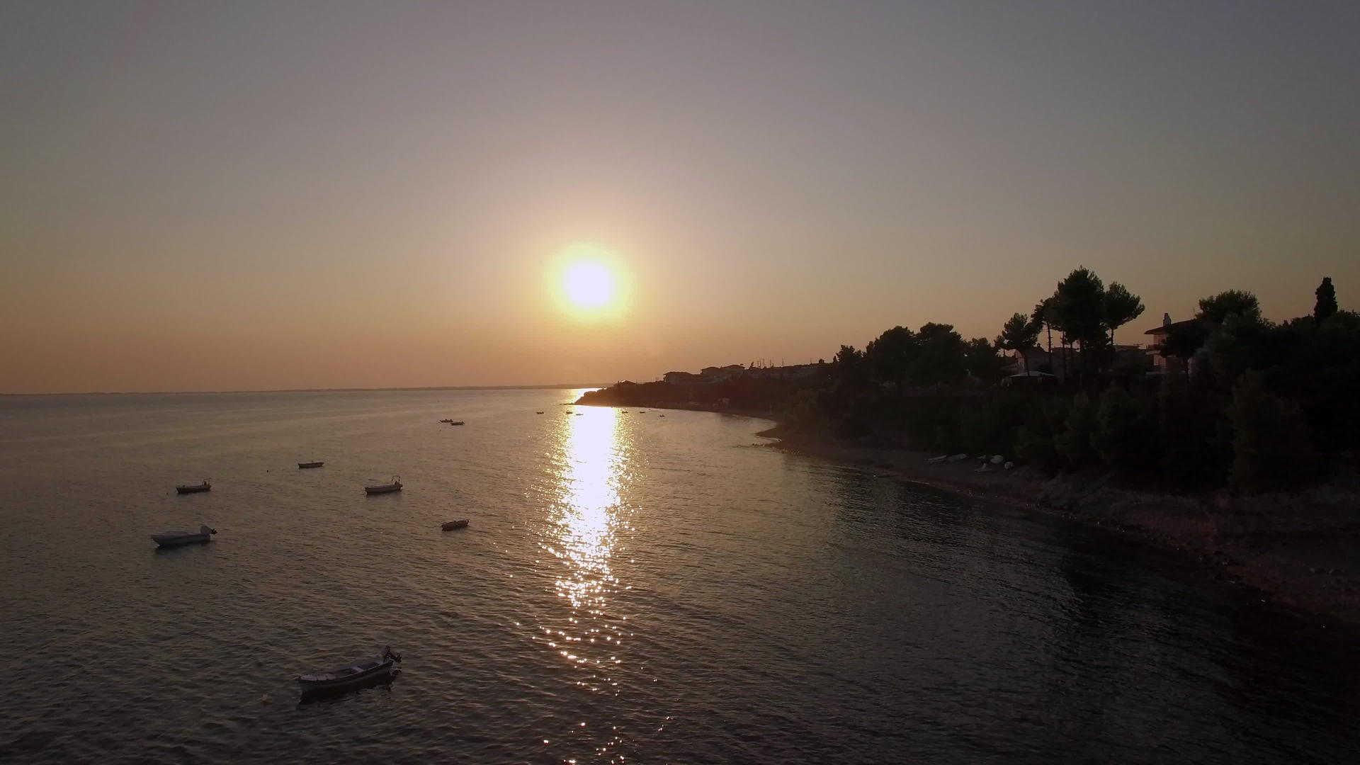 海岸和海上的空中风景日落时有船只视频的预览图