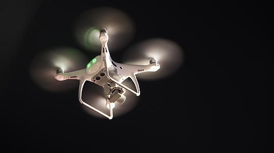 观察无人驾驶飞机在深夜飞行视频的预览图