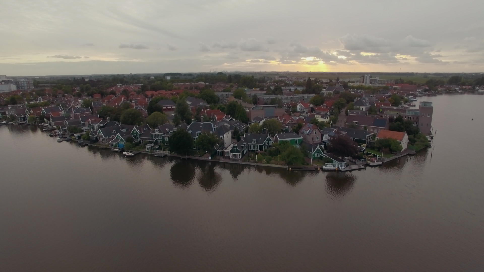 观察内地水边乡镇的空气视频的预览图