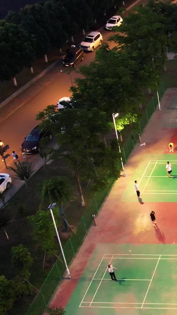 航拍城市夜晚灯光球场比赛健身运动的人群素材视频的预览图