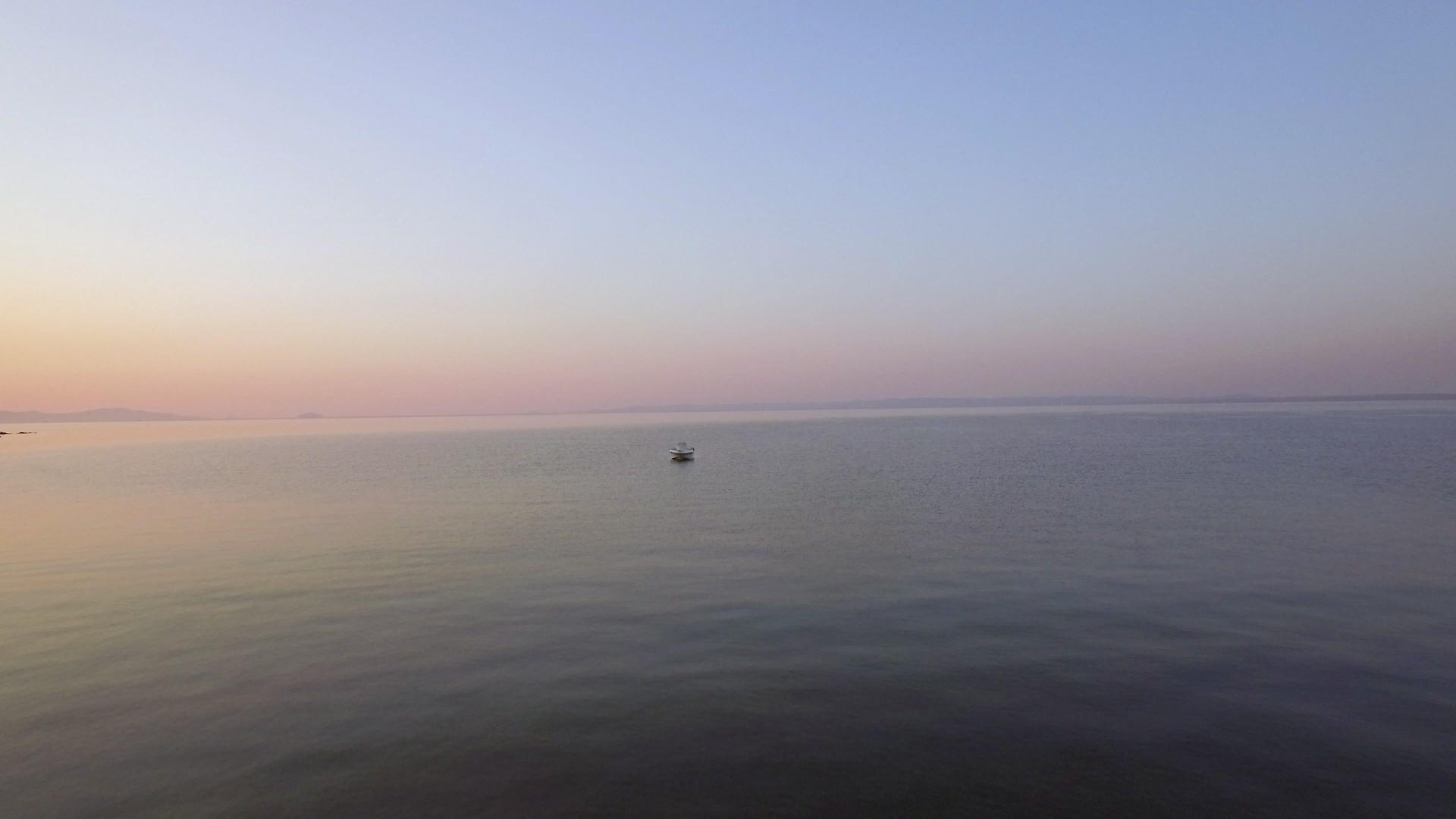 大海的孤独船和天线的夜视视频的预览图