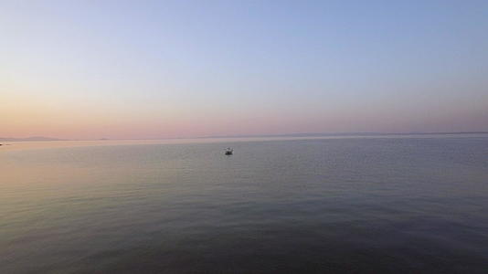 大海的孤独船和天线的夜视视频的预览图