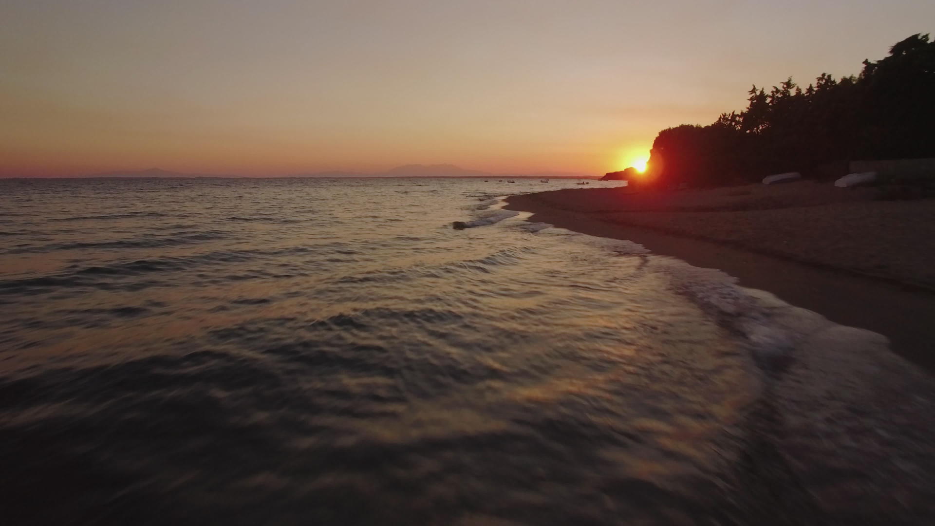 乘船飞越海滩和日落的海滩Trikorfo海滩上视频的预览图