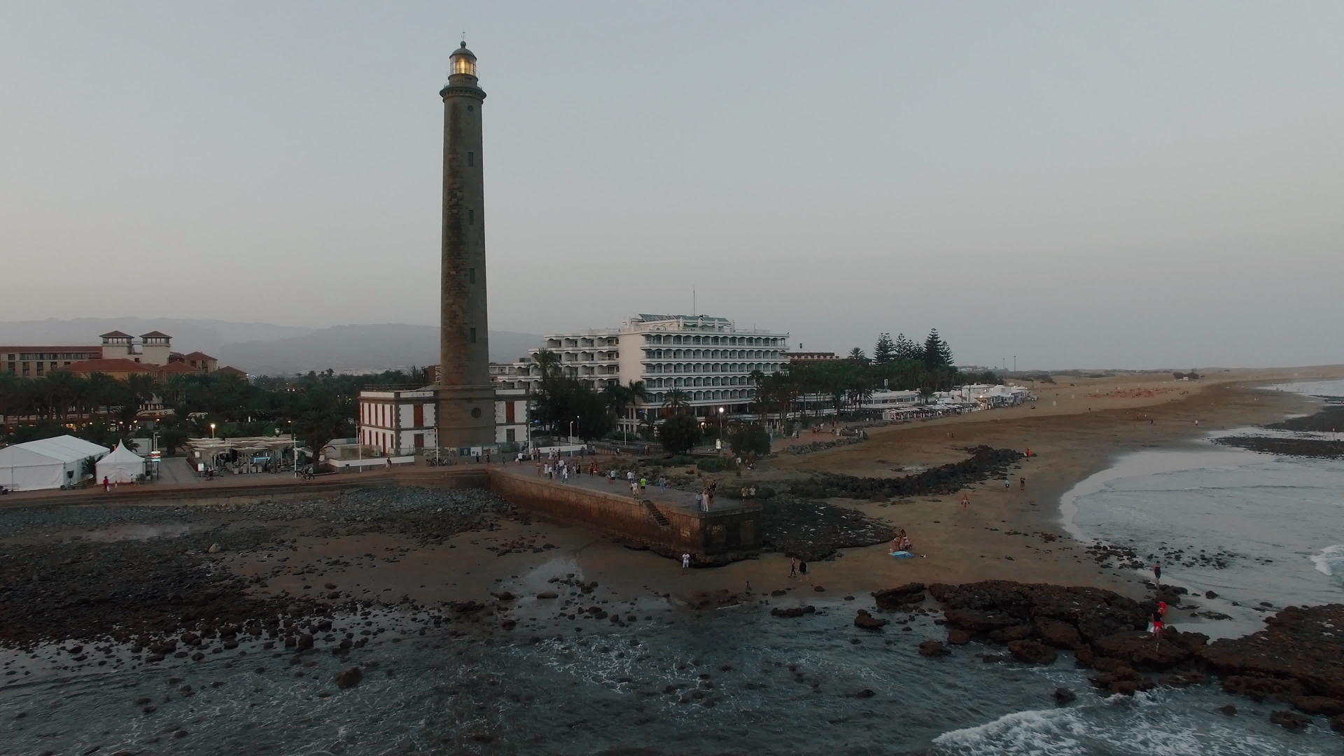 与度假胜地和灯塔一起在海岸进行空中射击视频的预览图