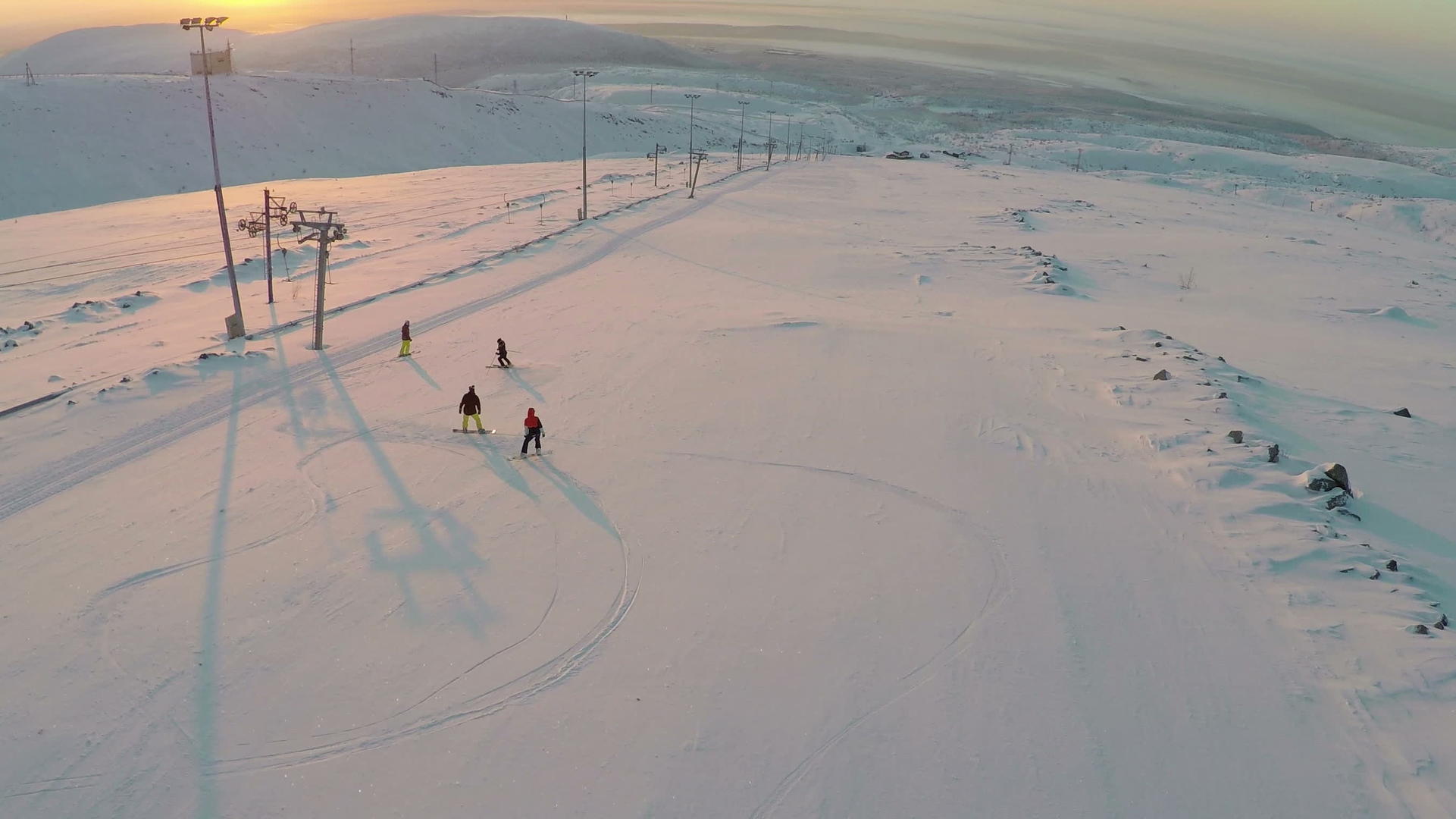日落时滑雪者和滑雪者在空中观察视频的预览图